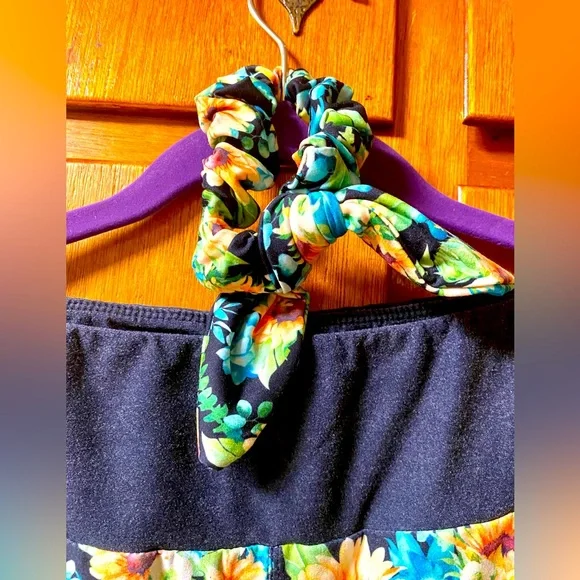 3-piece Set - Capri leggings, Graphic T-shirt, and matching hair scrunchie - Picture 13 of 13